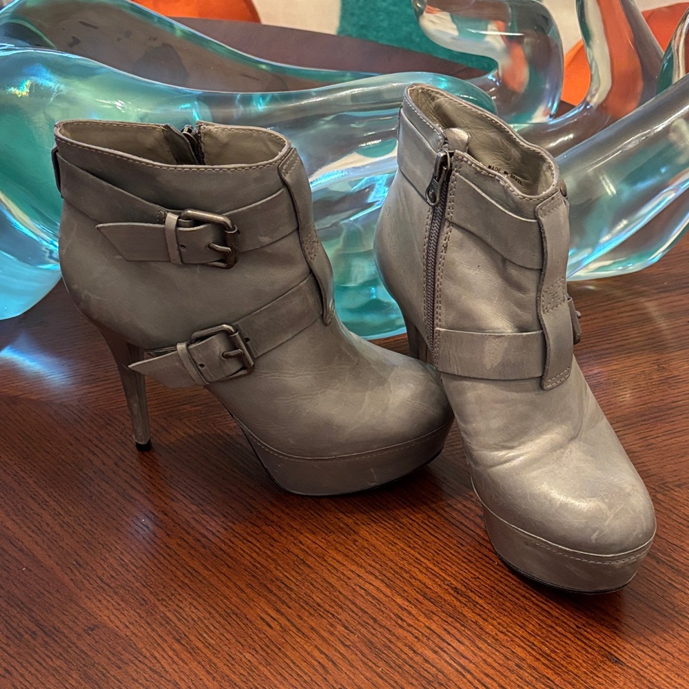 Pour La Victoire Gray Leather Women's Buckle Ankle Boots